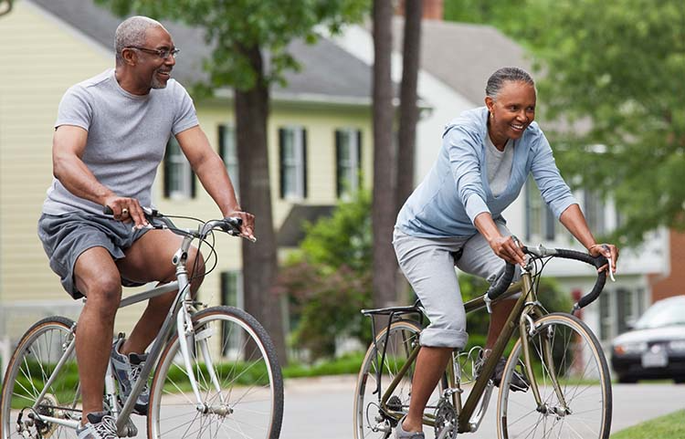 Deux personnes à vélo